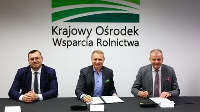 Od lewej: Stefan Krajewski, minister rolnictwa i rozwoju wsi; Henryk Smolarz, dyrektor generalny KOWR i Robert Soszyński, wiceprezes zarządu ORLEN ds. Operacyjnych. Źródło: KOWR