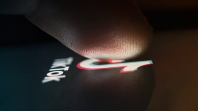 aplikacja TikTok, palec