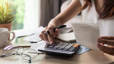 kobieta, kalkulator, rachunki