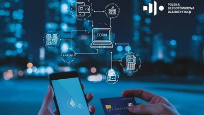 Fundacja Polska Bezgotówkowa od ponad 8 lat aktywnie wspiera instytucje sektora publicznego w procesie cyfryzacji oraz wdrażania innowacyjnych rozwiązań w administracji i usługach publicznych