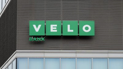 logo VeloBank na budynku