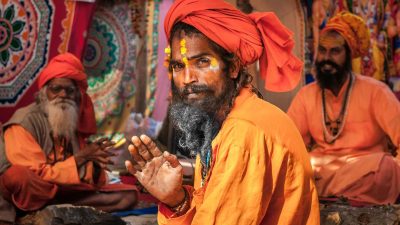 Grüßende Sadhus auf der Kumbh Mela in Haridwar