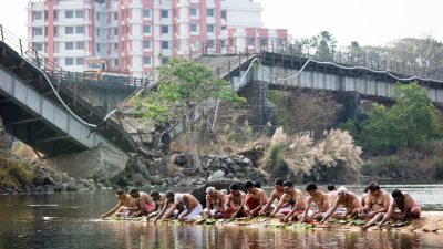 Reisefotografie - Bildbesprechung: Fred Eversmann - Pujas an der zerbrochenen Brücke