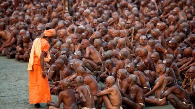 Sadhu-Anwärter warten auf ihr Initiationsritual
