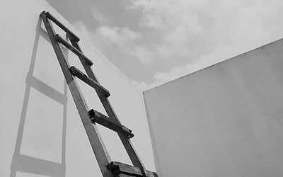 The Generic Ceiling: Why AI-Written Answers Sit Mid-Band