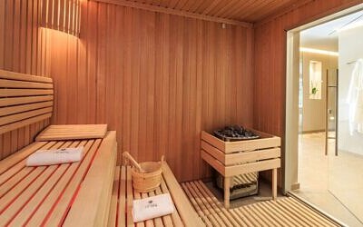 Tout savoir sur l’entretien du sauna traditionnel (conseils de nettoyage, produits, coût annuel, etc.)