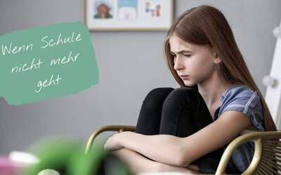Schulabsentismus - wenn Schule nicht mehr geht, Mädchen sitzt traurig mit angezogenen Beinen auf einem Stuhl