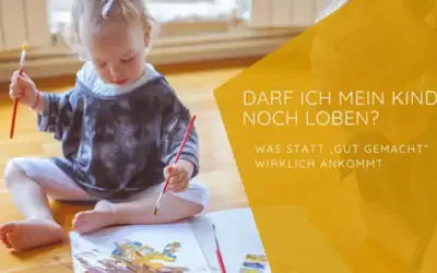 Kleinkind malt Bild, Mutter schaut zu. Darf ich mein Kind noch loben?