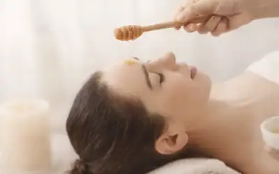 Miel pour la peau et les cheveux : bienfaits réels, usages efficaces et conseils d’expert
