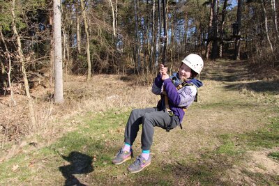 Tia in Seilbahn in Parcours 1 im Kletterwald BinzProra