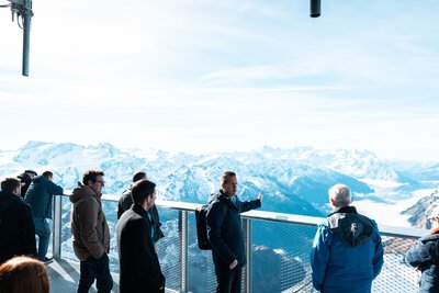 Mehr als 70 Touristiker und Investoren auf dem Horizon Deck des Titlis Tower. Bild: schweizeraktien.net/Luca Uloth