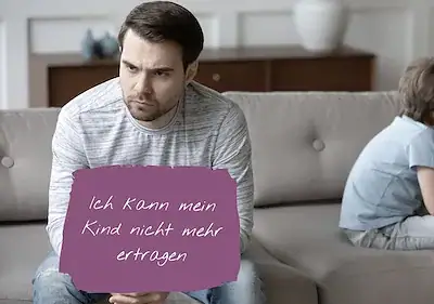 Vater sitzt erschöpft auf Sofa, hält Schild mit Text 'Ich kann mein Kind nicht mehr ertragen', Kind sitzt abgewandt im Hintergrund