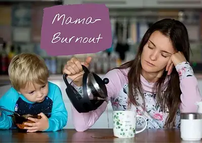 Text: "Mama Burnout", Mutter schüttet Kaffee neben die Kanne, stützt Kopf auf Hand, Kind schaut zu