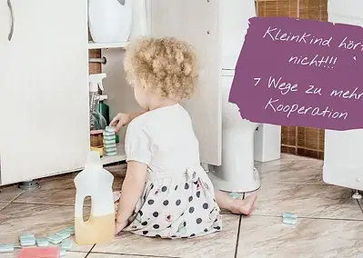Kleinkind spielt hochkonzentriert vor offenem Küchenschrank – in diesem Zustand können Kinder Eltern neurologisch nicht wahrnehmen, wenn sie rufen