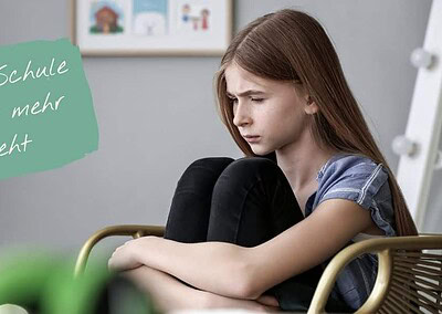 Schulabsentismus - wenn Schule nicht mehr geht, Mädchen sitzt traurig mit angezogenen Beinen auf einem Stuhl
