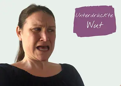 Goni Boller mit verzogenem Gesicht und ein Bild ihrer Wut - rot, kindliche Zeichnung. Text: Unterdrückte Wut