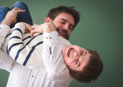 Papa stoeit met zoon, thuis tijdens een gezinsshoot in Den Haag