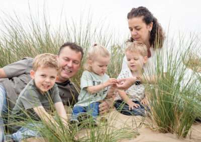 Spelen met zand en schelpjes, met het gezin in de duinen van Wassenaar