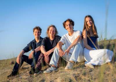 Moeder met drie volwassen kinderen poseert in de duinen van Wassenaar