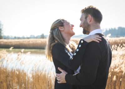 Verliefd koppel dat gaat trouwen heeft een voorbereidende fotoshoot in de buurt van Alkmaar.