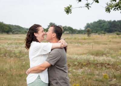 Verliefd stel doet neusje neusje in de duinen bij Wassenaar, met veel groen en veel liefde