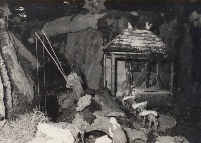 Gelo ajustando algo junto al molino y los pescadores en 1980.