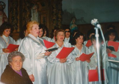 El coro cantando en misa en 1988.