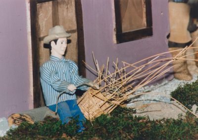 Hombre haciendo cestos en 1994.