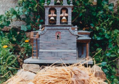 Portal de belén fuera de la iglesia en 1989.