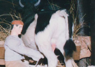 Ordeñando una vaca.