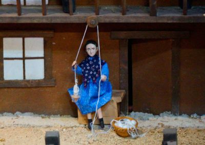 Mujer torciendo la lana en 2018.