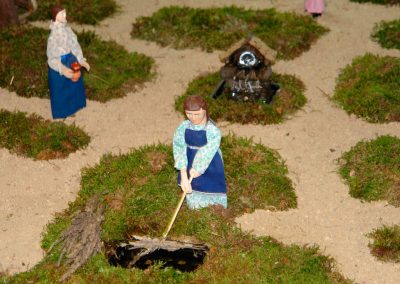 Mujer sacando el lino de la balsa en 2014.