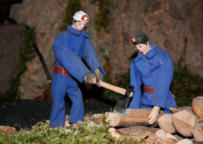 Minero preparando la madera en 2010.