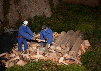 Mineros preparando la madera en 2010.