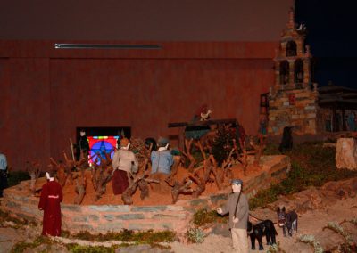 Hombres cavando la viña en 2019.