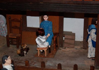 Mujer peinando a su hija en 2019.