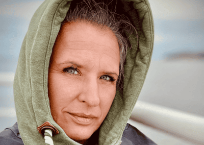 Claudia Ludloff mit grünem Hoody blickt in die Kamera