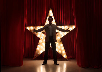 alt="voice coach for actors UK working with an actor in rehearsal"