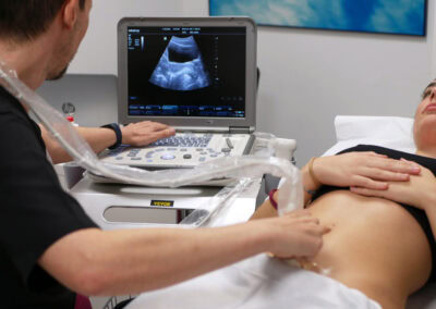 Ecografia del abdomen postparto en consulta de fisioterapia en clínica de Móstoles.