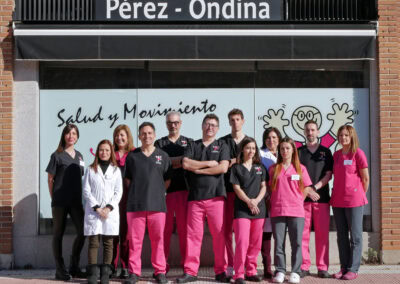 Equipo de trabajadores en el exterior de la clínica de Móstoles