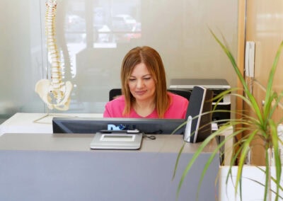 Recepcionista en la recepcion de la clinica de Móstoles