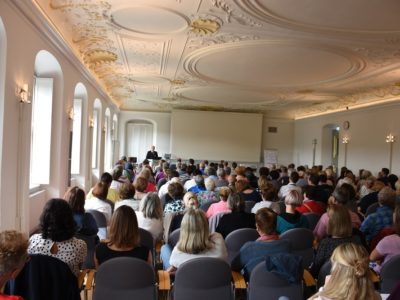 Fachtag Irsee 2019 2 Netzwerk, Kaufbeuren, Ostallgäu, Demenz, Demenzhelferschulung, Schulung, Weltalzheimertag, Palliativ, stationär, ambulant, Hospiz, SAPV, Krankenhaus, Anschlussbehandlung, Rehabilitation, Altenheim, Pflegeheim, Versorgung, Senioren, Aktivitäten, Pflege, Pflegeservice, Hospitalstiftung, Seniorenbeirat, Seniorenbüro, Hilfe, pflegende Angehörige, Alzheimer, Betreuung, Unterstützung zu Hause, haushaltsnahe Dienstleistungen, Unterstützung im Alter, Demenzkrank, Hilfe bei Demenz, Beratung, Seniorenbegleiter, Besuchsdient, ehrenamtlich, Helfer, vernetzt