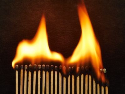Burnout als Mutter symbolisiert durch eine reihe brennender Streichhölzer