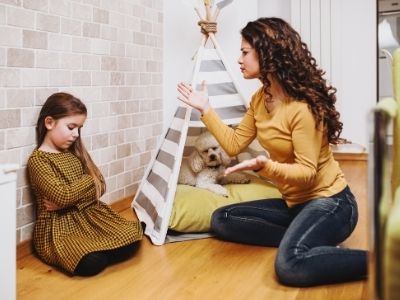 Inneres Kind symbolisiert durch ein Kind, welches an die Wand gelehnt sitzt und die Mutter vornedran scheint genervt und fuchtelt mit den Händen