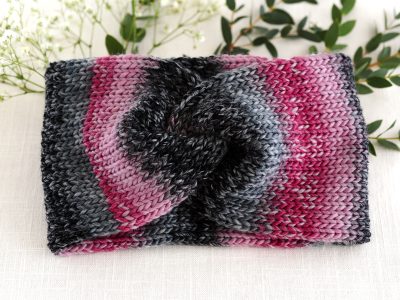 Riktigt mjukt pannband, stickat i akryl i färgerna rosa, grå och svart