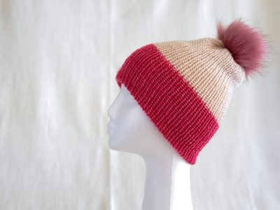 Mysig beanie i rosa och off-white. Lagom varm för att kunna användas större delen av året. Väldigt härlig ljusrosa pompom!