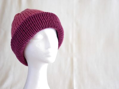 Denna mjuka mössa i rosigt rosa med lila kant är vändbar! Insidan är mörkgrå! Använd som beanie eller med uppvikt kant. Perfekt för riktigt kalla dagar.