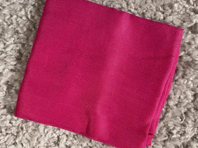 Huvudduk för den vikingatida personen. Ett mjukt paket som inte bara är snyggt, utan även skyddar mot värme och kyla. Materialet är återbrukat, och det finns inga maskinsömmar. Kan bäras som huvudduk med eller utan knut i nacken, samt som sjal.