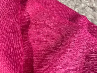 Huvudduk för den vikingatida personen. Ett mjukt paket som inte bara är snyggt, utan även skyddar mot värme och kyla. Materialet är återbrukat, och det finns inga maskinsömmar. Kan bäras som huvudduk med eller utan knut i nacken, samt som sjal.