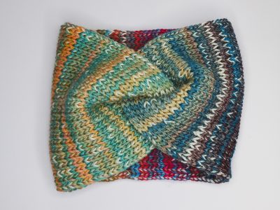 Pannband i mörka regnbågsfärger